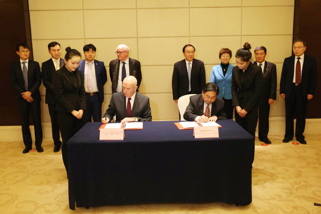 2017年董事长罗士喜与爱尔兰卡洛理工学院副董事长戴克澜签署两校合作框架协议 2017年董事长罗士喜与爱尔兰卡洛理工学院副董事长戴克澜签署两校合作框架协议