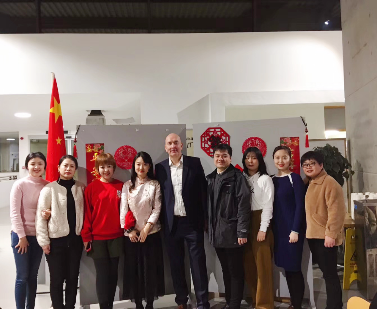 2020年公司研修教师与卡洛理工学院副董事长戴克澜合影 2020年公司研修教师与卡洛理工学院副董事长戴克澜合影